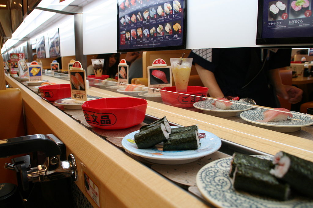Sushi de cinta transportadora de alimentos japoneses